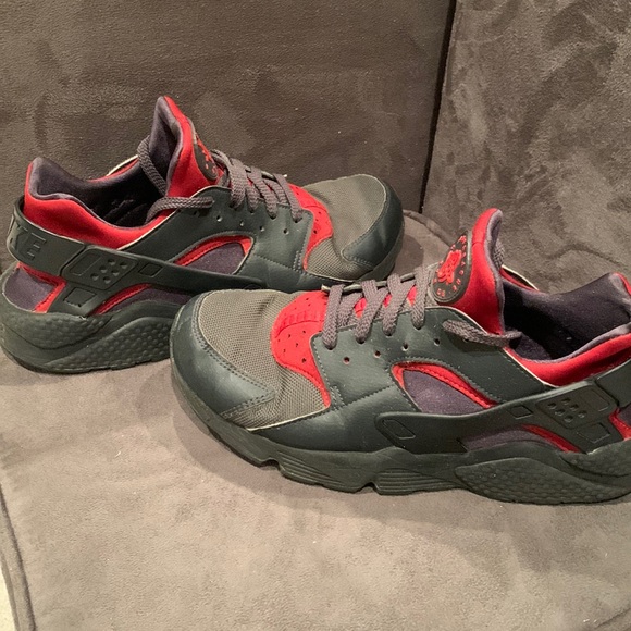 Rare colors! Red and black air huarache sneakers by Nike size
